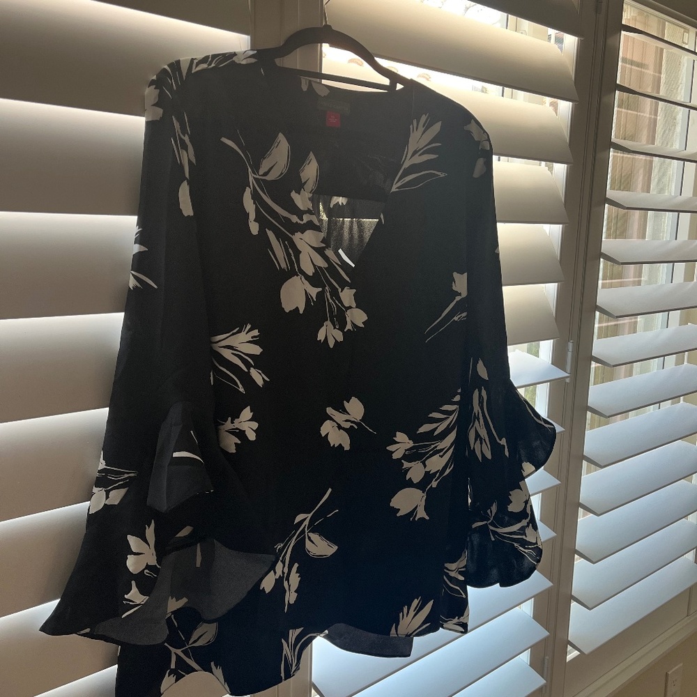 VINCE CAMUTO BLACK AND WHITE BLOUSE, 2X